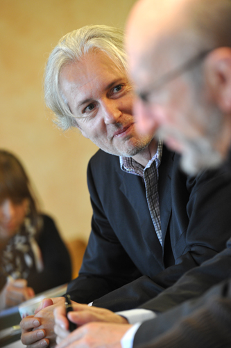 Jean-Pierre Seyvos, l'un des chefs de projet Canopéea, lors de la conférence de presse