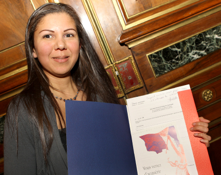 Paola Milène Ariza Flores très fière de son décret de naturalisation
