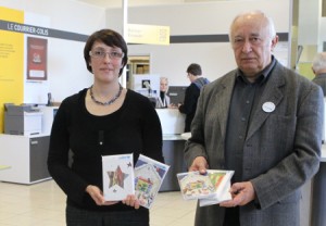 Karine Pecout, directrice de la communication de l'enseigne La Poste en Limousin et Jean-Marie Chouzenoux, président Unicef Corrèze et Haute-Vienne, présentent les nouvelles cartes de vœux