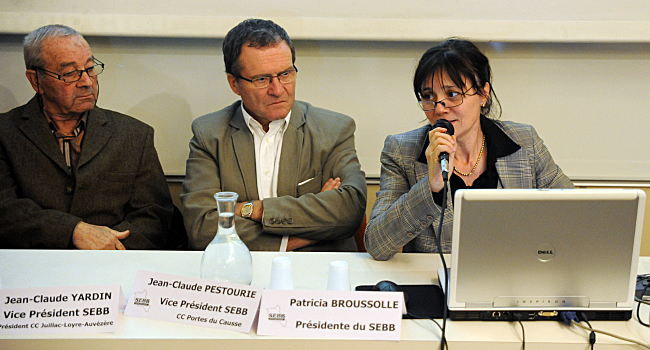 Patricia Broussolle, présidente du SEBB, au micro pendant la réunion publique sur le SCoT Sud Corrèze