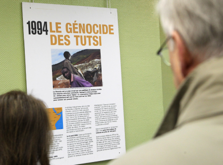 Panneau d'exposition sur le génocide des Tutsi au Rwanda