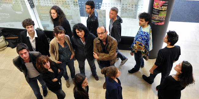 L'atelier théâtre de Cabanis en répétition. Au centre, Nathalie Marchou, Michelle Coelho et Cédric Laroche. Autour d'eux, les élèves.