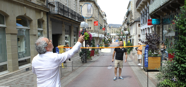 Du badminton pour animer la rue de l'Hôtel de ville fermée pour travaux: une idée de deux commerçants Eric Lamy et Lilian Maigne