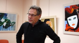 Gérard Boulay parmi ses peintures masques. DR