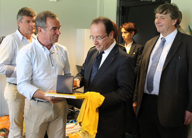 Bernard Hinault remet les cadeaux au président et au député maire