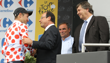 Le président de la République François Hollande et le député maire Philippe Nauche ont remis les maillots sous l'oeil de Bernard Hinault