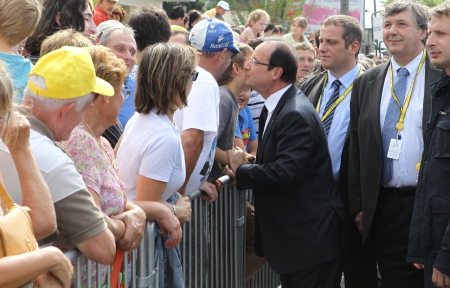 Après l'arrivée, le bain de foule de François Hollande