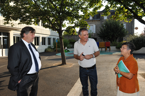 Le député-maire Philippe N auche et son adjoint Nicole Chaumont ont fait un tour des écoles. Ici la cour du Pont Cardinal avec le directeur de la maternelle