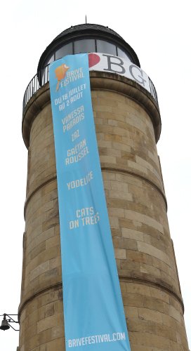 affiche Brive Festival déployée sur le phare