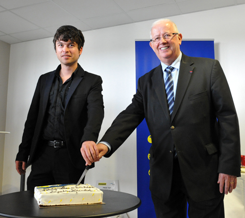 decoupe du gâteau par Jonathan Brisy de Ryanair et le président de l'aéroport Jean-Louis Nesti