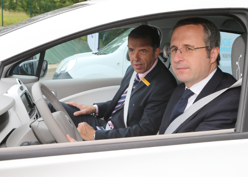 le maire de Brive Frédéric Soulier au volant du véhicule électrique
