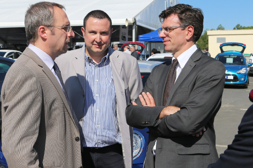 Frédéric Soulier, maire de Brive, au salon de l'auto avec Arnaud Viers, président des concessionnaires de Corrèze au milieu et Jean-Max Taurisson, président du CNPA de Corrèze