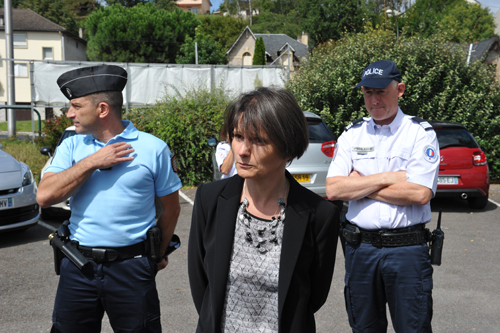 Joëlle Soum, entourée des forces de la police et de la gendarmerie