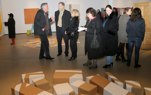 Yannick Miloux, directeur du Frac Limousin, faisant visiter l'exposition à Jean-Marc Comas, maire-adjoint chargé de la Culture 