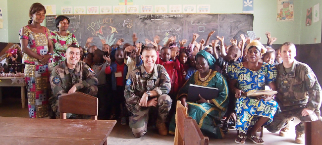 Le colonel Ponchin, chef de corps du 126, avec les enfants de l'école Miskine à Bangui. Photo 126.