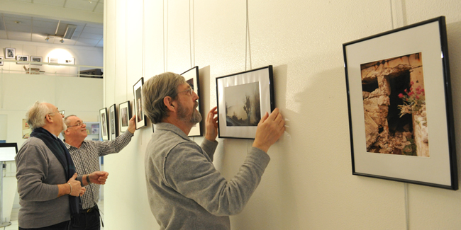 Installation de l'exposition par des bénévoles de l'Atelier photographique du centre culturel de Brive