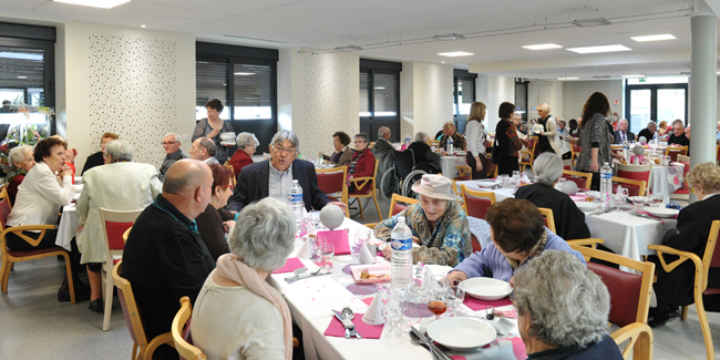 Un repas inaugural au Logements-foyer de Tujac qui dispose d'une nouvelle salle de restauration et d'une cuisine aux normes