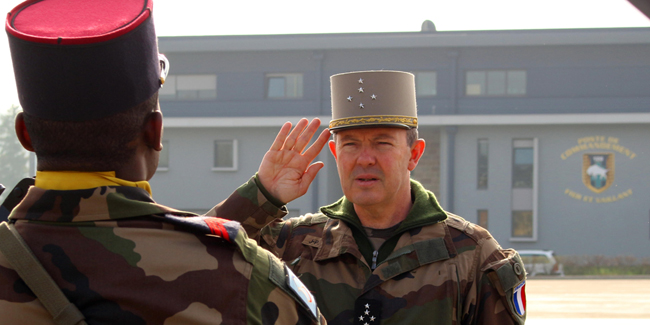 Le général Bosser lors de sa visite de commandement à la caserne Laporte