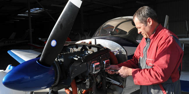Denis Chapoul inspectant un avion