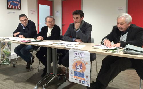 De gauche à droite: Alain Penaud, Jean-Louis Soulier et Jean Santos, les deux maire-adjoints aux sports et Jean Vieillefond, président du comite de la Ligue contre le cancer
