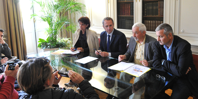 Jean Vieillefond, le président départemental de la Ligue (à droite du maire), a présenté le Relais pour la vie