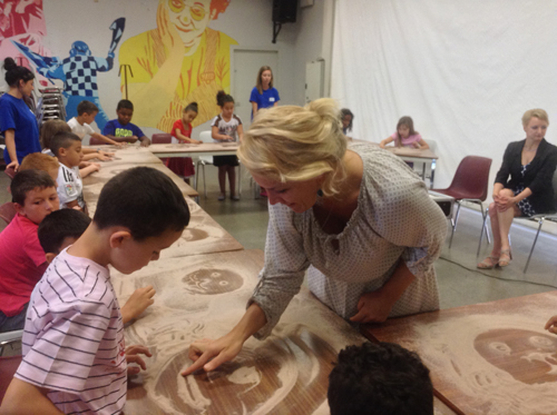 atelier dessin sur sable avec les enfants des ALSH. Photo Marc Brandy