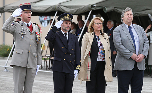 Aux cotés du chef de corps, le sous-préfet Jean-Paul Vicat,  l'adjointe au maire Marie-Christine Lacombe et le député Philippe Nauche