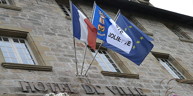 le drapeau de Joliette flotte sur la façade de la mairie