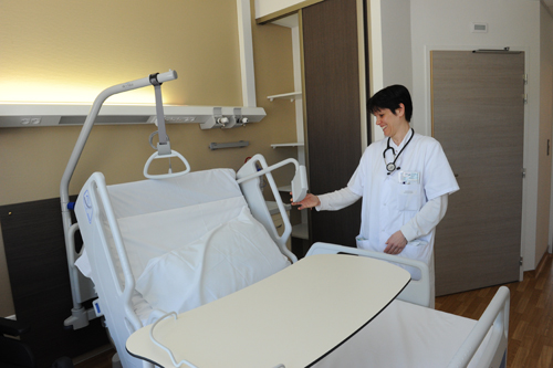 une chambre lit medicalise